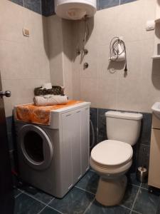 La salle de bains est pourvue de toilettes et d'un lave-linge. dans l'établissement 2Anna Apartments, à Surčin