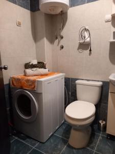 een badkamer met toilet en wasmachine bij 2Anna Apartments in Surčin