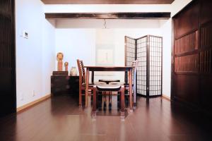 een eetkamer met een tafel en stoelen bij Samurai tei in Kyoto +6 foto's