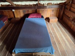 een uitzicht op een bed in een hut bij Dragonfly Guesthouse in Koh Rong Sanloem