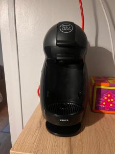 una cafetera negra sentada sobre una mesa en Studio rénové au pied des pistes, en Font-Romeu
