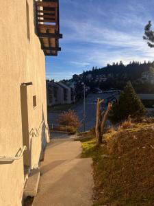 una acera junto a un edificio junto a un cuerpo de agua en Studio rénové au pied des pistes, en Font-Romeu 3 fotos más