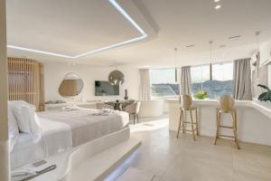 Cama ou camas em um quarto em Kivotos Mykonos - Preferred Hotels & Resorts
