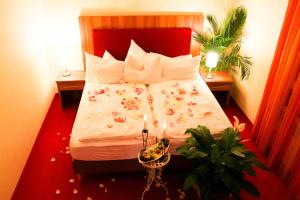 a bedroom with a large bed with a red headboard at Ferienpark Templin direkt neben der Naturtherme in Templin