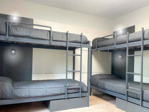 Palanda nebo palandy na pokoji v ubytování Apartamentos Midi 3000
