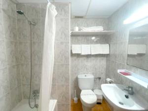 Koupelna v ubytování Apartamentos Midi 3000