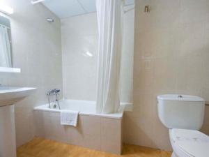 Koupelna v ubytování Apartamentos Midi 3000
