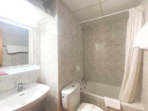 Koupelna v ubytování Apartamentos Midi 3000