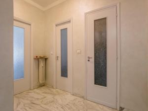 a hallway with two doors and two windows at Baltimore House in Turin