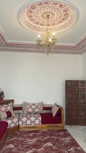 sala de estar con sofá y lámpara de araña en Tangier city center, en Tánger