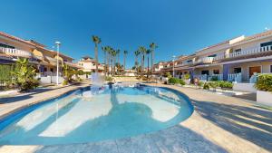 een groot zwembad midden op een binnenplaats bij Quiet and Sunny apartment with swimming pool in Ciudad Quesada