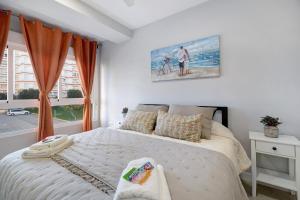 Un dormitorio con una cama grande con cortinas naranjas. en Refugio del mar, en El Puerto de Santa María