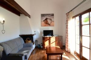 ein Wohnzimmer mit einem Sofa und einem Tisch in der Unterkunft LES OLIVERES 67 in L'Estartit