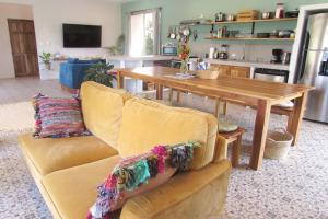 sala de estar con sofá y mesa de madera en Boutique Tropical Retreat, Sleeps 10, Perfect for Friends and Fams en Sámara