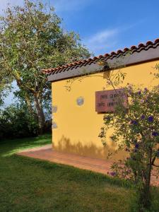 een geel gebouw met een bord aan de zijkant bij Casa Rural Doña Herminda in La Matanza de Acentejo