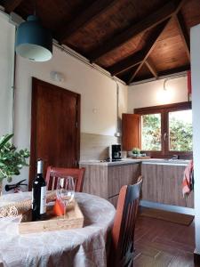 een keuken met een tafel met een fles wijn erop bij Casa Rural Doña Herminda in La Matanza de Acentejo