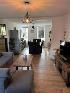 a living room with a couch and a table at L'APPARTEMENT BOULONNAIS in Boulogne-sur-Mer