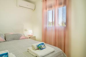 1 dormitorio con 2 camas y ventana en Apartamento luminoso, en Sevilla