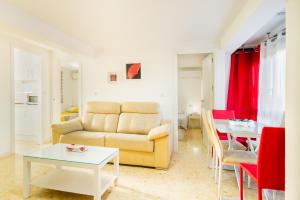 sala de estar con sofá y mesa en Apartamento luminoso, en Sevilla