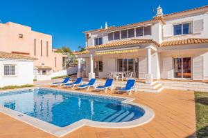 una villa con piscina frente a una casa en Villa Sofy, en Galé