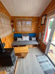 a small room with a couch in a tiny house at Namakai.tinyhouse, minimalism in a magic place in Los Árboles