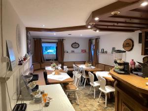 a restaurant with tables and chairs in a room at Molltaler Appartements en b&b in Stall