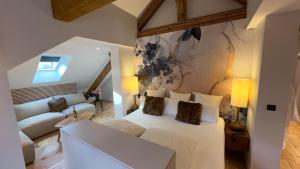 1 dormitorio con cama blanca y sofá en Hôtel Restaurant Vaillant proche Europapark Rulantica, en Sélestat