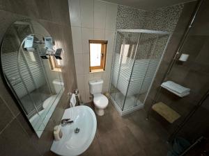 W łazience znajduje się umywalka, prysznic i toaleta. w obiekcie Private One Bedroom Apartment close to Airport in Luqa w mieście Luqa