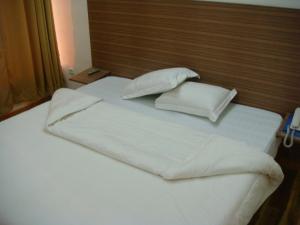 Postel nebo postele na pokoji v ubytování Jess Hotel