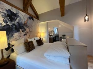 ein Schlafzimmer mit einem großen weißen Bett in einem Zimmer in der Unterkunft Hôtel Restaurant Vaillant proche Europapark Rulantica in Sélestat