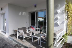a patio with chairs and a table on a building at Jungle Paradise in La Orotava