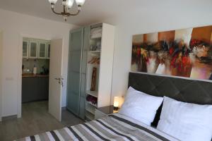 ラ・オロタバにあるJungle Paradiseのベッドルーム1室(ベッド1台付)が備わります。壁には絵画が飾られています。