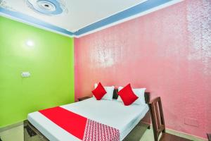 a bedroom with a bed with red and green walls at OYO Flagship Lotus Home Stay in New Delhi