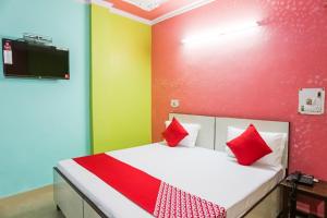 a bedroom with a bed with red and green walls at OYO Flagship Lotus Home Stay in New Delhi