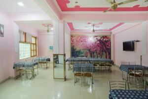 Reštaurácia alebo iné gastronomické zariadenie v ubytovaní SPOT ON Kailash Hotel