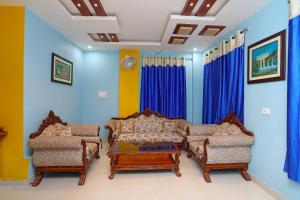 Sala de estar con 2 sofás y mesa en Sai Swastik, en Bhubaneshwar