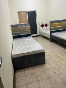 ドバイにあるNuZee Hostel for Girls onlyのベッド2台が隣同士に設置された部屋です。