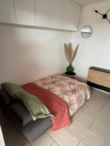 Una cama en una habitación con vertiente media en Studio 200m de la plage Le Barcares, en Le Barcarès