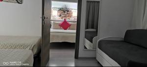 ローマにあるDomus Viatorisのベッドルーム1室(鏡、ベッド1台、窓付)