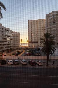 un estacionamiento lleno de coches en una ciudad en Zurbarán by Gades Gestión, en Cádiz