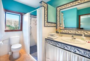 een badkamer met een toilet, een wastafel en een spiegel bij Owl Booking Villa Maria - Family and Friends in El Port