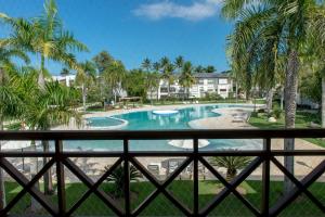 聖斐利－銀港的住宿－Riviera Azul Playa Dorada，从度假村的阳台上可欣赏到游泳池的景色