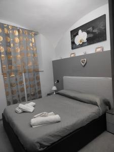 une chambre avec un lit avec deux serviettes dessus dans l'établissement La piccola REGGIA, à Pérouse