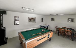 une chambre avec un billard et une chambre avec une table dans l'établissement Beautiful Home In Budrovac With Wi-fi, à Budrovac