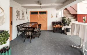 d'une terrasse avec une table, des chaises et des escaliers. dans l'établissement Beautiful Home In Budrovac With Wi-fi, à Budrovac