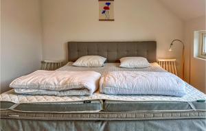 Posteľ alebo postele v izbe v ubytovaní Cozy Apartment In Ljugarn With Kitchen