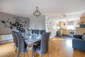 a dining room with a table and chairs at RB27R For your most relaxed & Cosy stay Free Parking Free Fast WiFi in Kirkstall