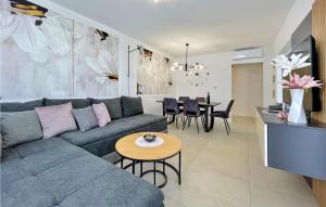 Ruang duduk di Cozy Apartment In Silo