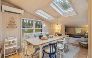 uma cozinha com mesa, cadeiras e clarabóias em Stunning Home In Nex With Kitchen em Vester Sømarken