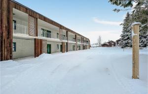 eine schneebedeckte Straße vor einem Gebäude in der Unterkunft Cozy Apartment In Sjusjen With Kitchen in Sjusjøen